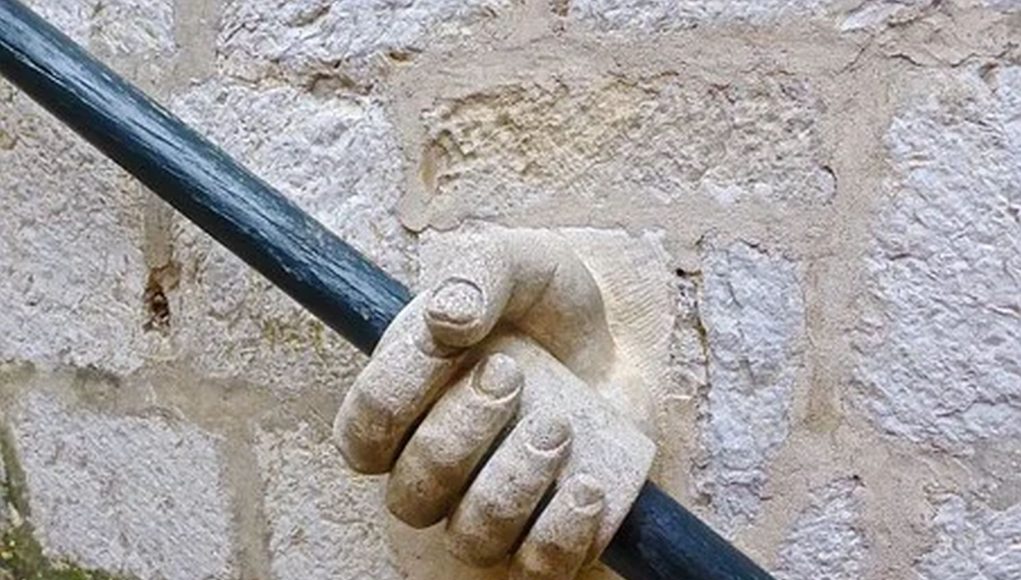 kapaszkodó A biztonság illúziójába kapaszkodunk