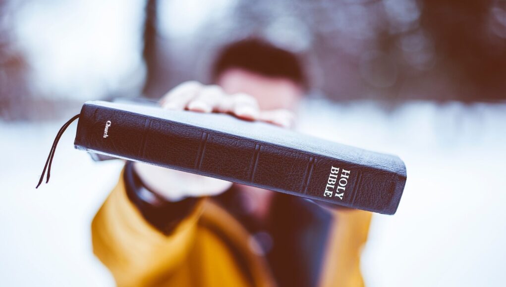 people-2594785_1920 Biblia bántalmazás