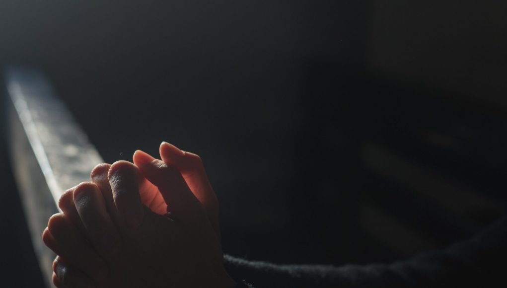 prayer-2544994 egyház bántalmazás