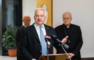 Ez a pártvezető önmagát ajándékozza a magyar lelkipásztoroknak Semjén Zsolt