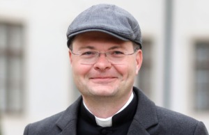 Fekete Szabolcs Benedek: Meg kell látnunk a szeretetet az Egyházat érő építő kritikákban püspök interjú