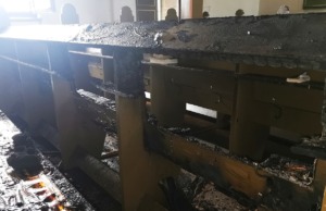 Kiégett egy református templom, a katolikusok befogadták a gyülekezetet templomtűz