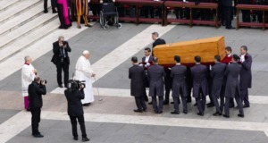 “Nem szerencsés XVI. Benedeket szembeállítani Ferenccel” Két pápa