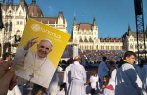 “Legyetek nyitott kapuk!” – ministránsként a pápai szentmisén