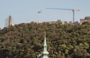 “Csak az nem érti, aki nem akarja megérteni” – a “keresztvita” lényegében egyetért a pap és a püspök