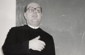 „Gondolkozni és vitatkozni tanított” – keresetlen szavak Kiss Barnabás OSB halálára