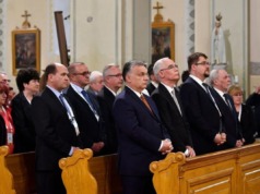 „Ember, most jövök a templomból!” ‒ hogyan vegyen részt szentmisén egy politikus?