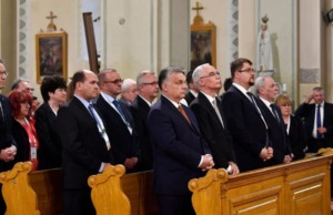 „Ember, most jövök a templomból!” ‒ hogyan vegyen részt szentmisén egy politikus?