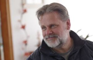 Holló András kerekesszékes tánctanár: „El kellene törölni az iskolai hitoktatást”