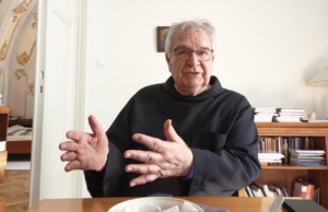 „Az egyházban jelen van a haladás és maradás feszültsége” – interjú Várszegi Asztrikkal