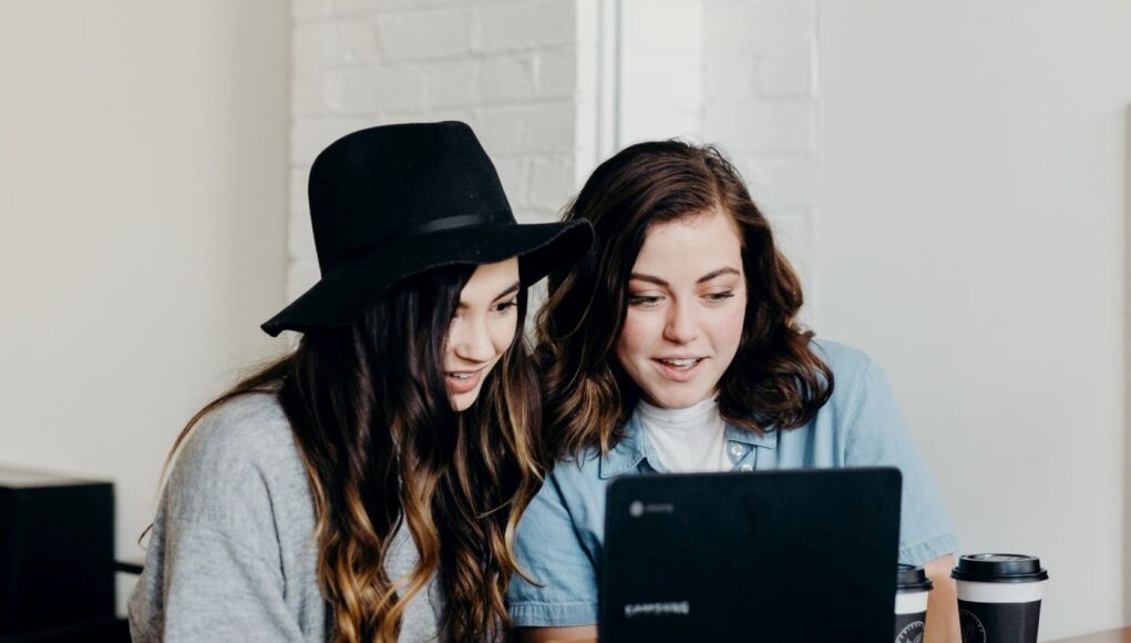 brooke-cagle-tLG2hcpITZE-unsplash online kommunikáció