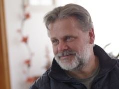 Holló András kerekesszékes tánctanár: „El kellene törölni az iskolai hitoktatást”