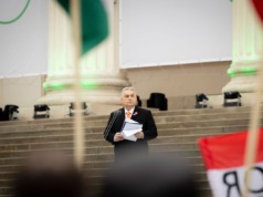 A politikai ellenfelek emberi méltóságának védelmében