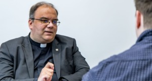 Zsódi Viktor piarista tartományfőnök: „Nem elkeríteni kell a hitet egy ostromlott várba”