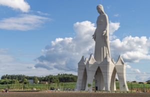 Mit üzen a világ leghatalmasabb, Guinness-rekord Szűz Mária-szobra?
